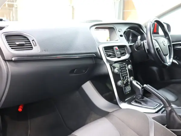2018 Volvo V40 — photo 3 | Tuminion Kenya