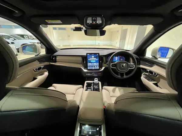 2025 Volvo Xc90 — photo 2
