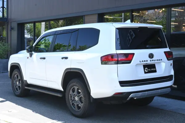 2025 Toyota Landrcuiser 300 — photo 3