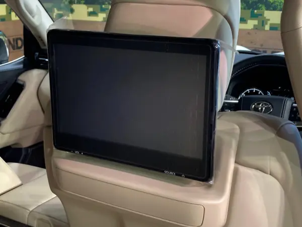 2024 Toyota Landrcuiser 300 — photo 3