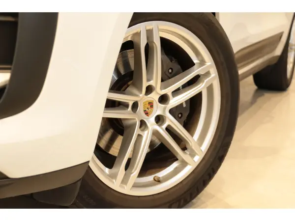 2022 Porsche Macan — photo 3