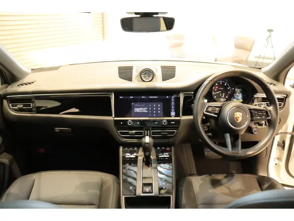 2022 Porsche Macan — photo 2