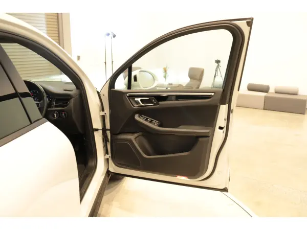 Porsche Macan PDK 4WD 1 Owner Sport Chrono Pkg Seat Heater Entry & Drive Color Crest AW Cap Body Color Mirror (White) — photo 8