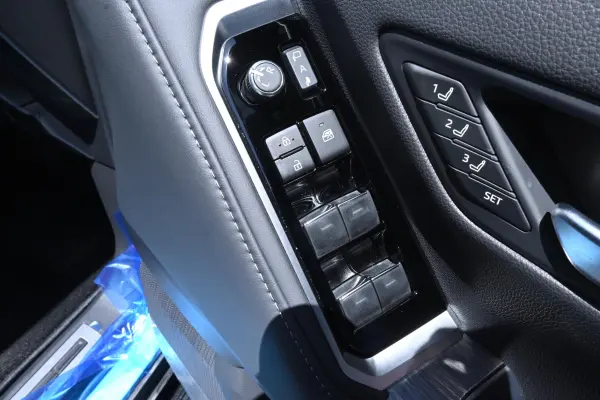 2025 Toyota Landrcuiser 300 — photo 8 | Tuminion Kenya