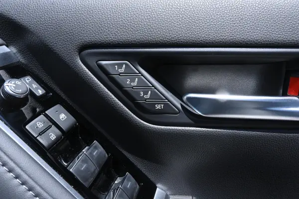 2025 Toyota Landrcuiser 300 — photo 9 | Tuminion Kenya