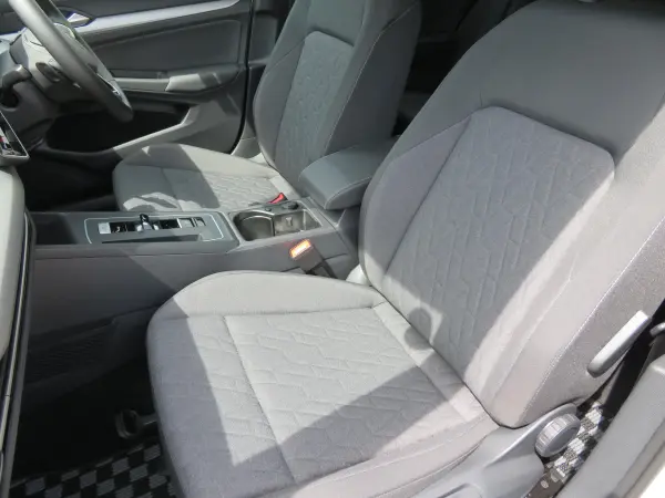2025 Volkswagen Golf — photo 2