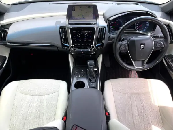 2019 Toyota Crown — photo 2