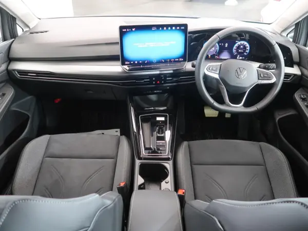 2025 Volkswagen Golf — photo 2