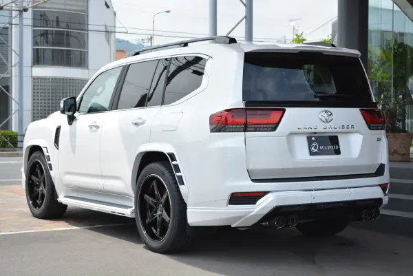 2024 Toyota Landrcuiser 300 — photo 3