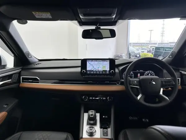 2023 Mitsubishi Outlander — photo 2