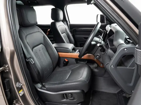 Land Rover Defender 110 X 3.0L D300 Diesel Turbo 4WD Certified Used Panoramic Sliding Roof Power Side Steps Meridian Surround Seat Ventilation Genuine 20-inch AW LED Headlights Electric Telescopic Steering Wheel Heater (Lantau Bronze Metallic) — photo 7