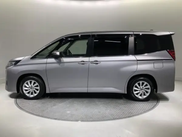 2022 Toyota Noah — photo 3