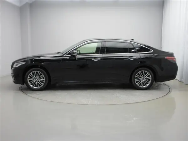 2022 Toyota Crown — photo 2