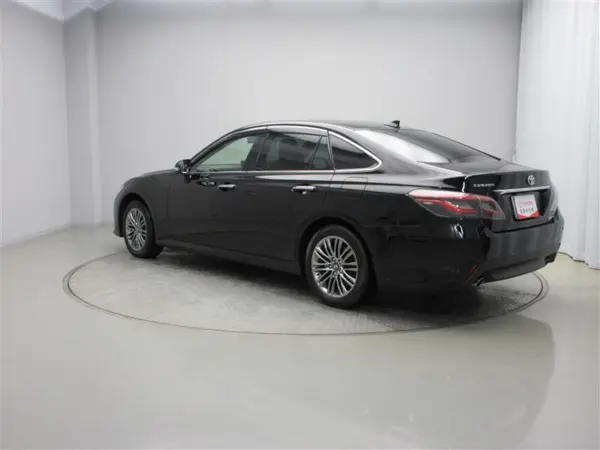 2022 Toyota Crown — photo 3