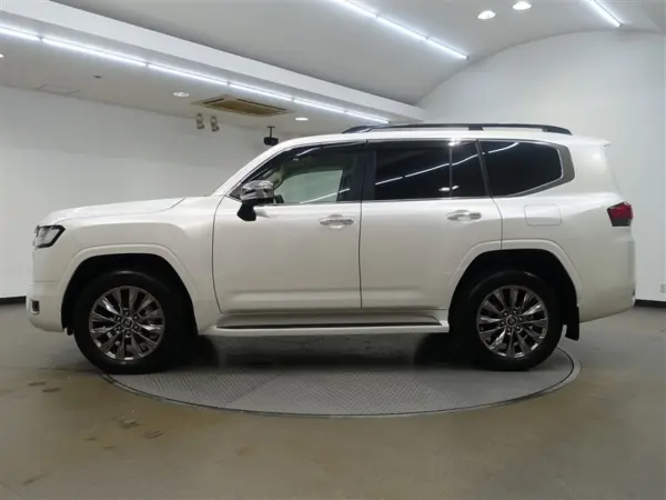 2025 Toyota Landrcuiser 300 — photo 3
