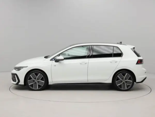 2025 Volkswagen Golf — photo 2