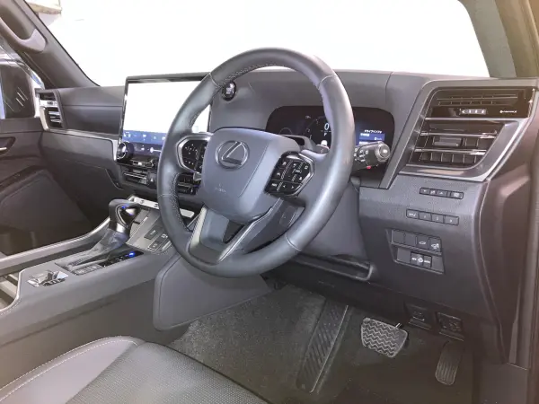 2025 Lexus Gx — photo 3