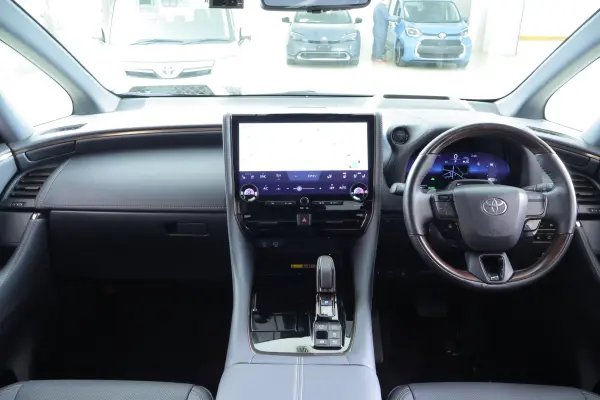2023 Toyota Alphard — photo 2