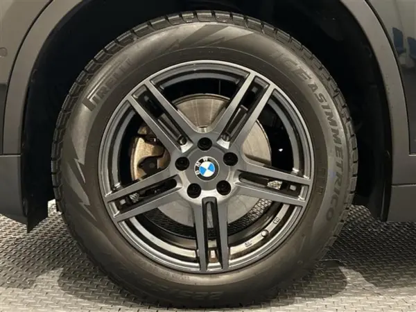 BMW X1 xDrive 18d xLine 4WD Comfort Package Sliding Rear Seat Wireless Charging Satin Aluminum Exterior Backup Camera Driving Assistant Plus Advanced Active Safety PKG (Black Sapphire Metallic) — photo 9