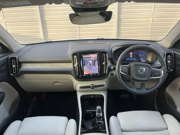 2024 Volvo Xc40 — photo 2