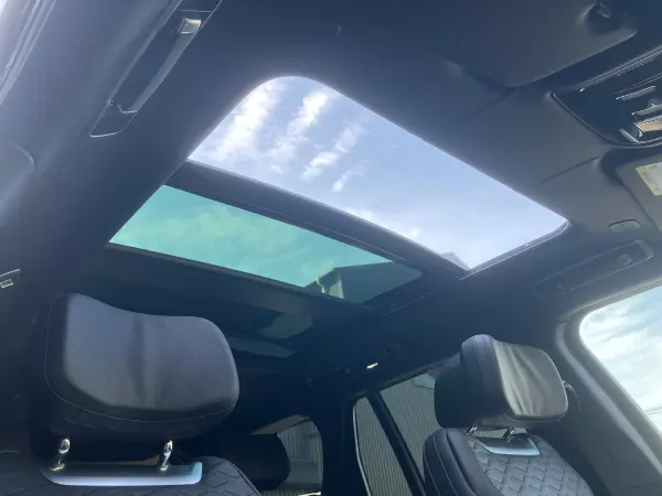 Land Rover Range Rover SV 4.4L P615 Standard Wheelbase 4WD 1-Owner SV Ebony Semi-Aniline Leather Seats Sliding Panoramic Roof 24-Way Power Front Seats with Hot Stone Massage MERIDIAN Signature Sound System Digital LED Headlights (Carpathian Grey) — photo 7