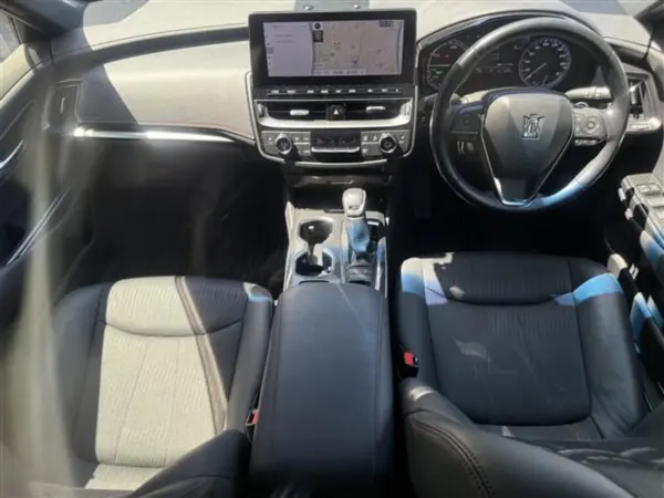 2021 Toyota Crown — photo 2