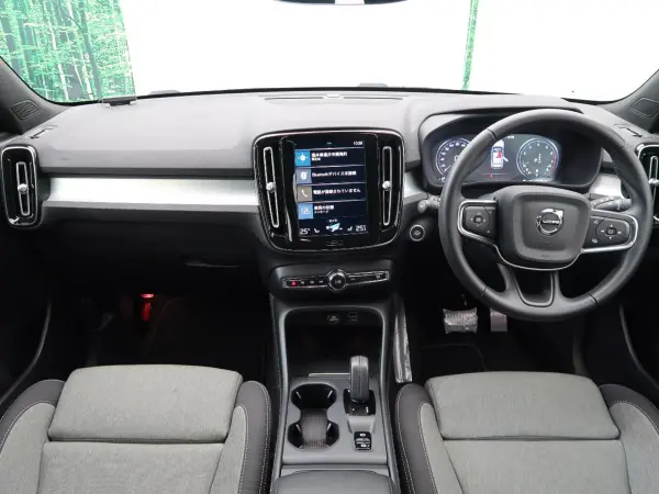 2021 Volvo Xc40 — photo 2