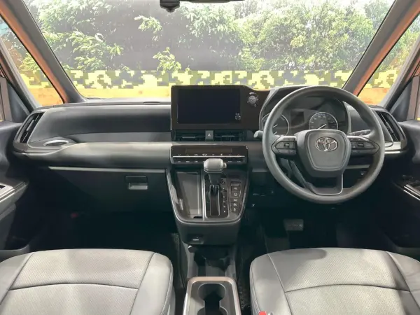2025 Toyota Noah — photo 2