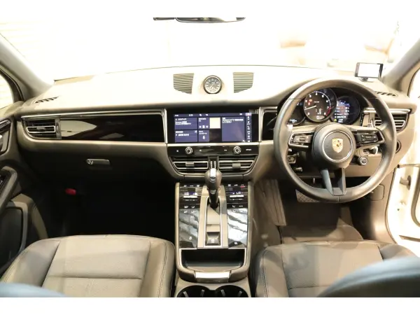 2023 Porsche Macan — photo 2