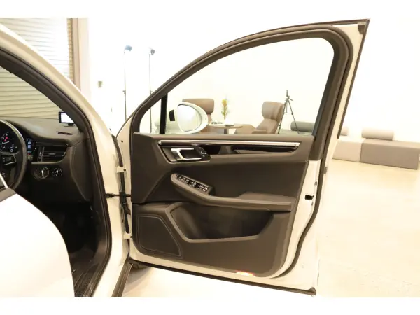 Porsche Macan PDK 4WD 1 Owner Sport Chrono Package Seat Heater Entry & Drive Color Crest AW Cap (Pure White) — photo 8