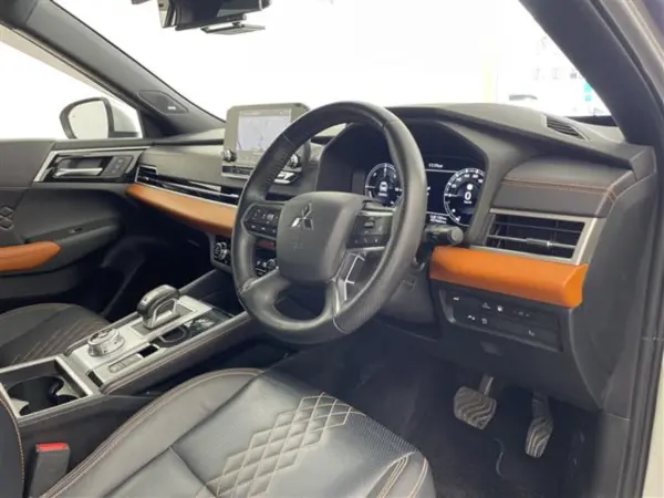 2022 Mitsubishi Outlander — photo 8 | Tuminion Kenya