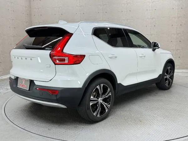 2022 Volvo Xc40 — photo 2