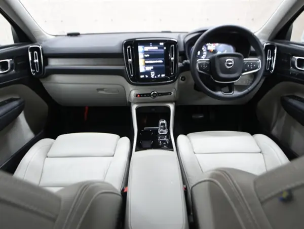 2022 Volvo Xc40 — photo 3