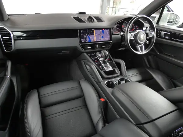Porsche Cayenne S Tiptronic S 4WD Black Leather Sport Chrono Package Sport Design Front Apron LED Headlights PASM Entry D ACC 14-Way Power Seat Seat Heater LCA PCM Navigation Surround View Camera Apple CarPlay Power Rear Gate Genuine RS 21-inch Alloy Wheels Non-Smoking Right Hand Drive Authorized Dealer Car (White) — photo 7