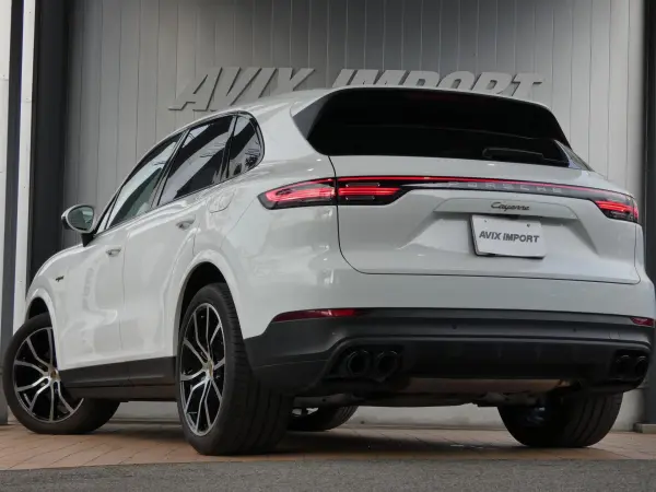 2022 Porsche Cayenne — photo 2