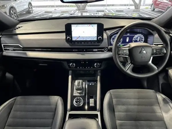 2023 Mitsubishi Outlander — photo 2