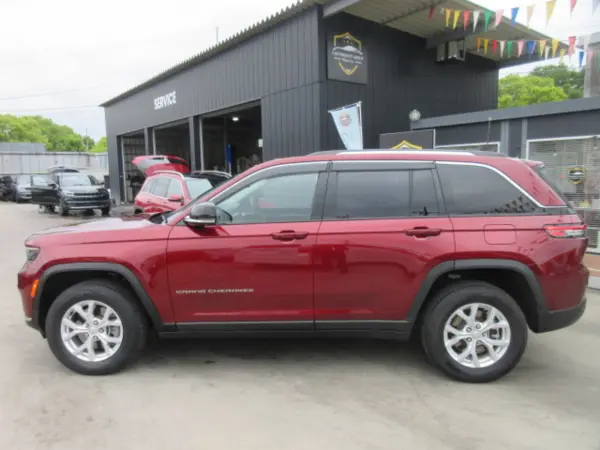Jeep Grand Cherokee Limited 4WD (Sunroof/Black Leather/Official 10-inch Navigation/All-around Camera) Official 10.1-inch Navigation/Full Seg/All-around Camera/ETC 2.0/Dashcam/Black Leather Seats/Air Seats/Seat Heaters/Power Liftgate/Cruise Control/Collision Mitigation Brake/Park Sense/Official 18-inch Alloy Wheels (Velvet Red Pearl Coat) — photo 9