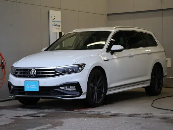 Volkswagen Passat Variant TDI R-Line Diesel Turbo Manufacturer Used Vehicle 19-inch DCC Glacier White 7800 km (Glacier White Metallic)