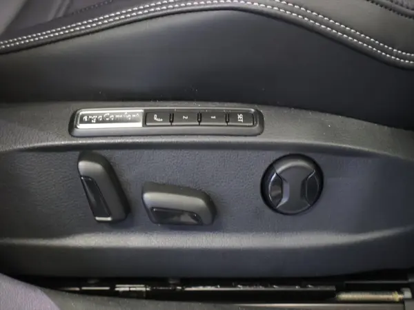 Volkswagen Passat Variant TDI R-Line Diesel Turbo Manufacturer Used Vehicle 19-inch DCC Glacier White 7800 km (Glacier White Metallic) — photo 9