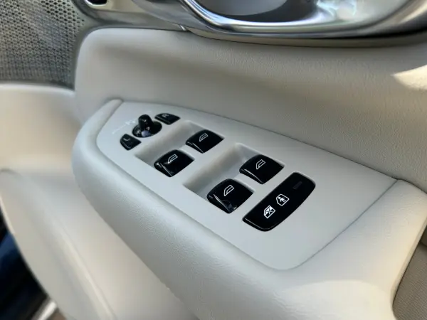 Volvo XC90 Ultra B5 AWD 4WD 2026 Model 3-Row Seats Blond Fine Nappa Leather Google Navigation Bowers & Wilkins Premium Sound Electronic Air Suspension Power Panoramic Sunroof Power Tailgate (Denim Blue Metallic) — photo 9