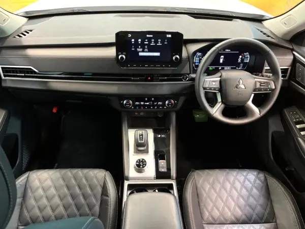 2022 Mitsubishi Outlander — photo 2