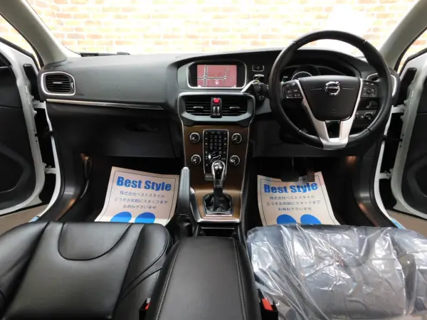 2017 Volvo V40 — photo 3 | Tuminion Kenya