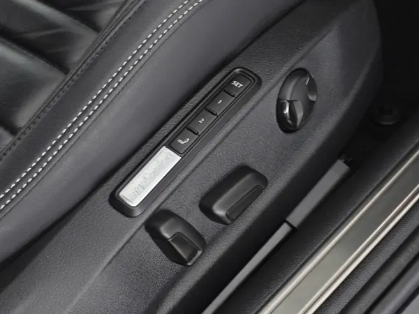 Volkswagen Passat Variant TDI R-Line Diesel Turbo Black Leather P-Seats Genuine Navigation Non-Smoking Certified Used Car (Deep Black Pearl Effect) — photo 8