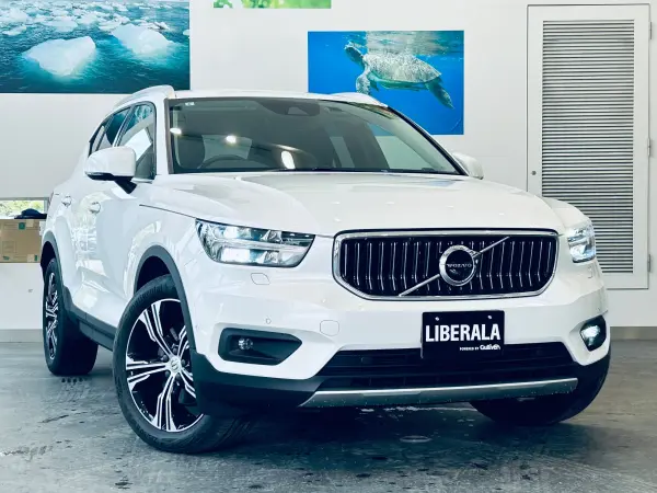 Volvo XC40 B4 AWD Inscription 4WD Harman Kardon ACC Navigation TV 360° Apple CarPlay 19-inch Alloy LED Headlights Power Tailgate Wireless Charging BLIS Black Leather Power Seats Driver Seat Memory Seat Heaters Steering Heater Auto Park (Crystal White Pearl) — photo 7