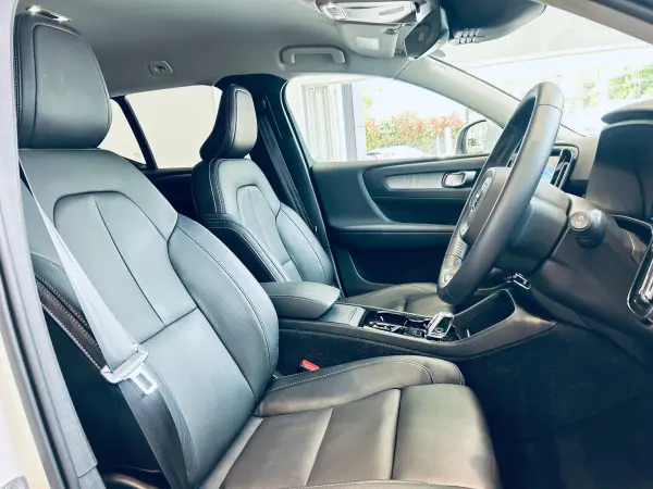 Volvo XC40 B4 AWD Inscription 4WD Harman Kardon ACC Navigation TV 360° Apple CarPlay 19-inch Alloy LED Headlights Power Tailgate Wireless Charging BLIS Black Leather Power Seats Driver Seat Memory Seat Heaters Steering Heater Auto Park (Crystal White Pearl) — photo 9