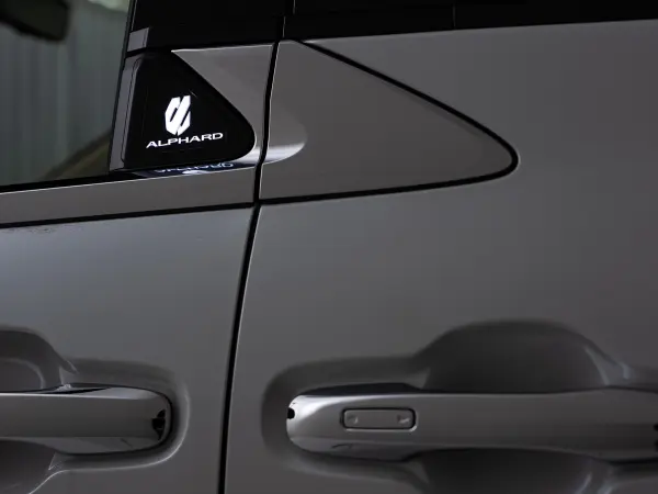Toyota Alphard Hybrid 2.5 Executive Lounge E-Four 4WD — photo 9