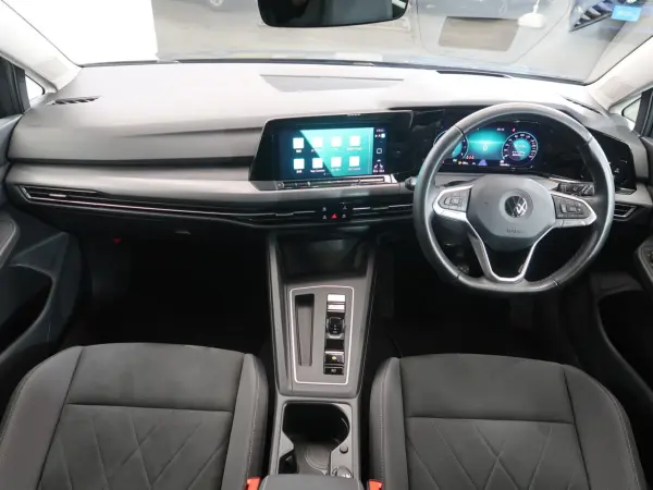 2021 Volkswagen Golf — photo 2