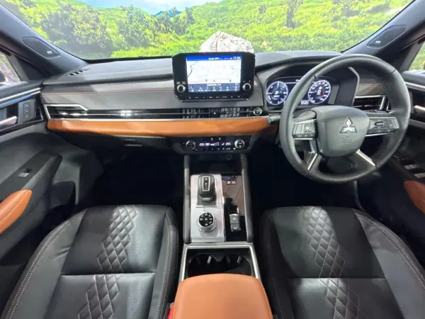 2022 Mitsubishi Outlander — photo 2