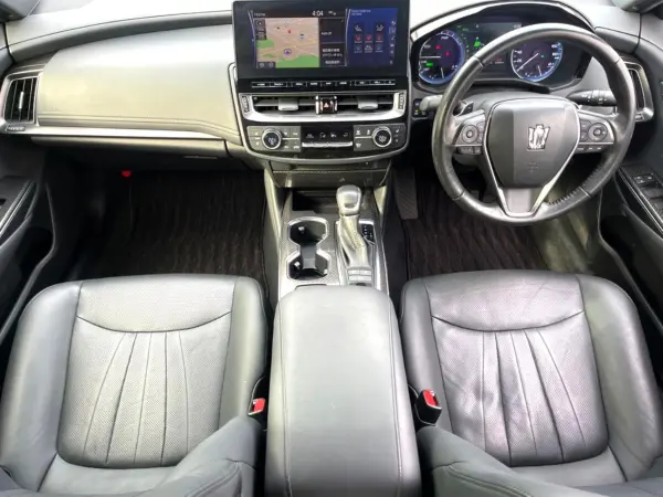 2020 Toyota Crown — photo 2