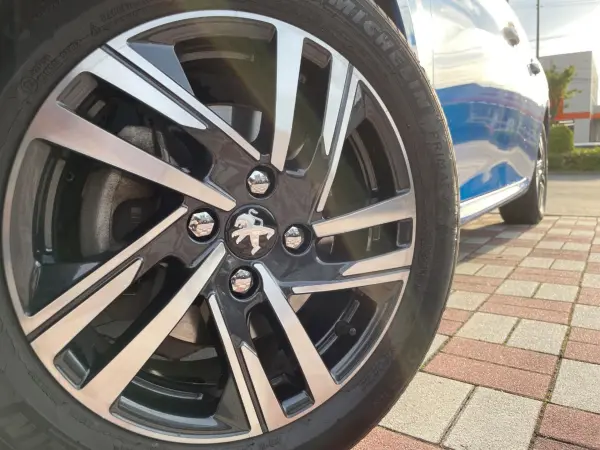 Peugeot 208 Allure — photo 9
